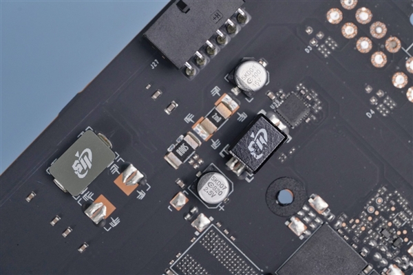 通体白色高颜值!铭瑄RTX 4070 iCraft OS12G瑷珈显卡图赏