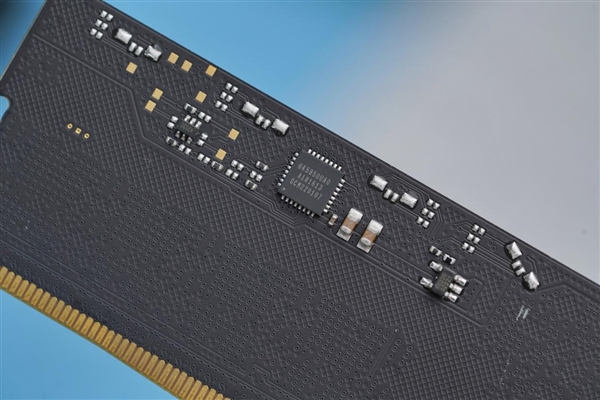 狂飙8000MHz!朗科Z RGB DDR5-8000 16GB电镀银内存图赏