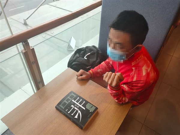 男子偷走外卖:被抓时正在读推理小说