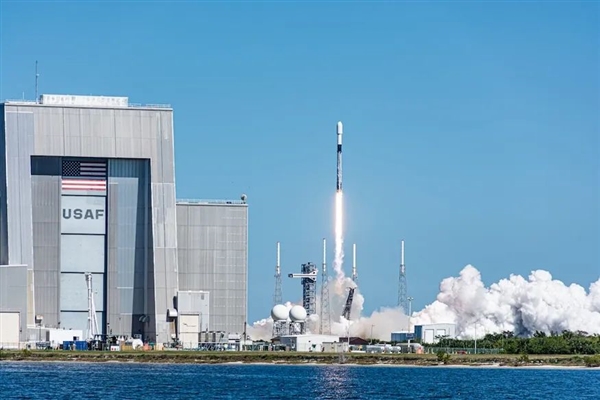 SpaceX猎鹰九号火箭首次发射天鹅号货运飞船：黑黢黢回来了