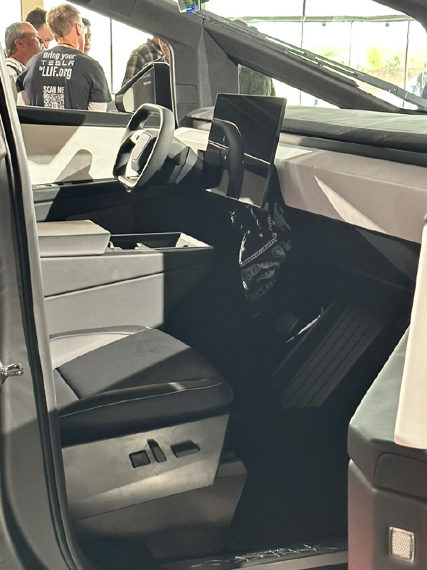马斯克亲自驾驶 特斯拉Cybertruck再露面:史上最大雨刷抢镜