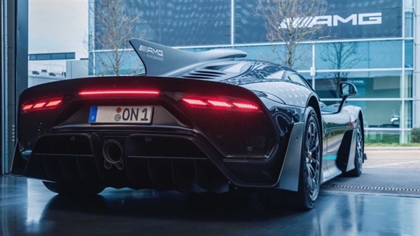1900万没了!一梅赛德斯AMG ONE运输途中被烧成焦炭:原因未明