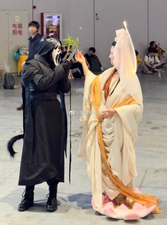 上海漫展惊现“女菩萨”：还真有人顶礼膜拜
