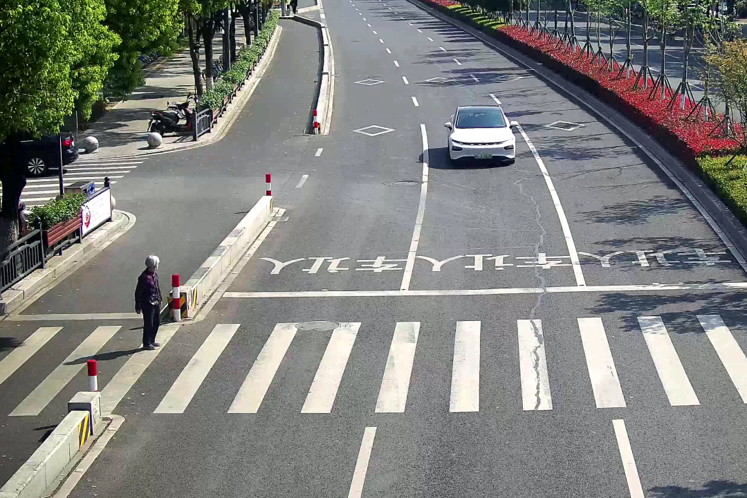 小鹏P7停车礼让 随后看呆：老奶奶5秒跑过斑马线还竖大拇指