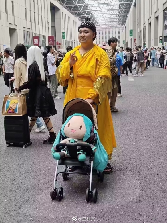 上海漫展惊现“女菩萨”：还真有人顶礼膜拜