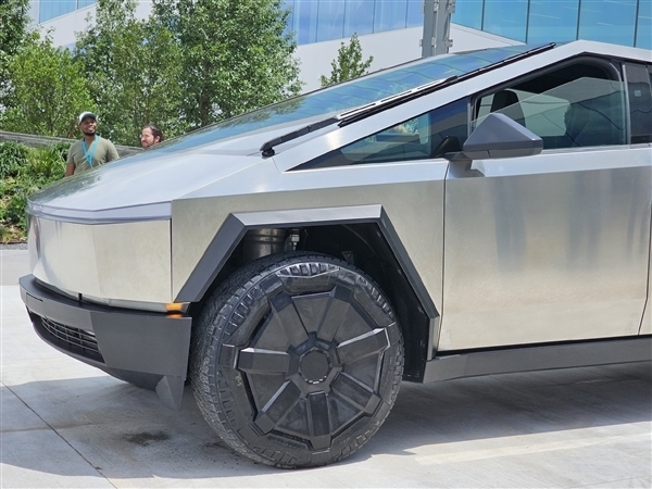 马斯克最爱！特斯拉Cybertruck电动皮卡量产首车下线：终于不鸽了