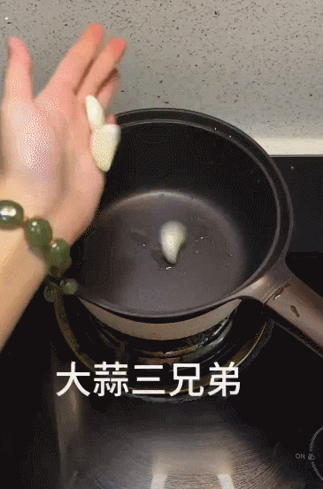 这届00后做饭主打一个糊弄：全程只用锅 绝不多洗一个碗
