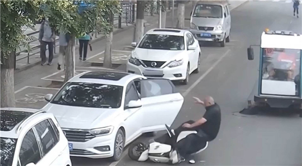 司机“开门杀”致过路骑手死亡 法院宣判!如何避免一招学会