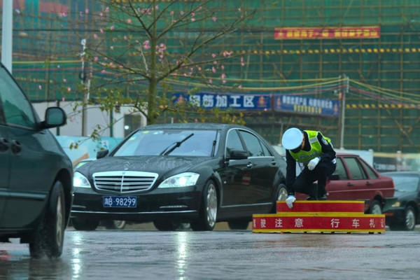 宝马奔驰保时捷等 《狂飙》剧组光买车就花了不少钱