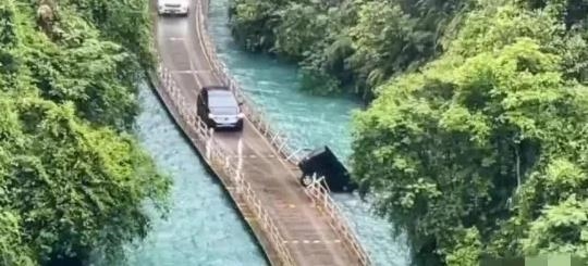 5人死亡 坠车浮桥承建方：出车祸不能怪修路的
