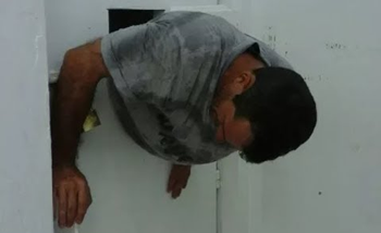 最抽象的越狱！巴西一小哥钻洞逃跑被卡住：狱警救了三小时