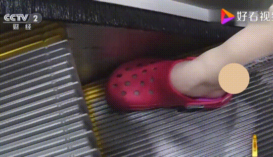 奇丑无比的洞洞鞋凭啥风靡全球？但是 绝对别穿它上扶梯