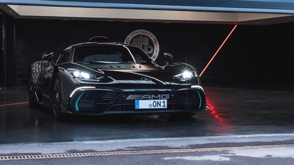 1900万没了!一梅赛德斯AMG ONE运输途中被烧成焦炭:原因未明