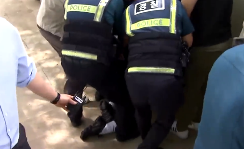 韩国老哥200米高空强开飞机舱门:类似的狠人还真不少!