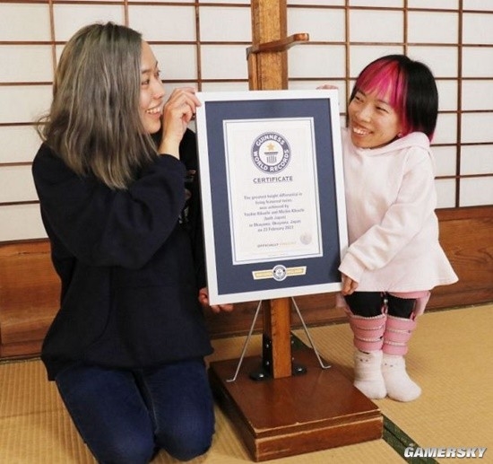 日本双胞胎姐妹身高相差75厘米 获吉尼斯纪录认证