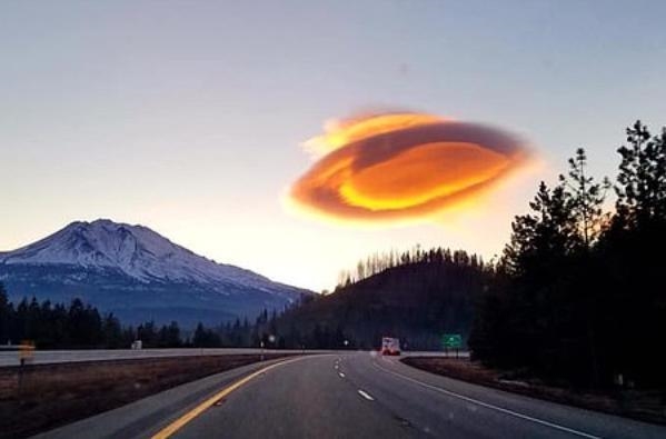 土耳其上空出现碟形透镜云：恍若UFO、相当震撼