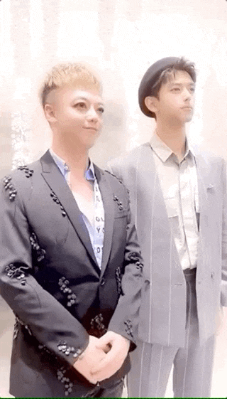 吴京与粉丝合照被滤镜坑惨:没有明星能逃过美颜摧残