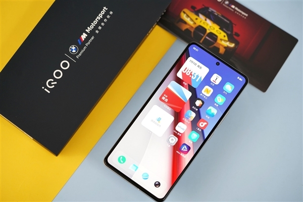 2K直屏满血旗舰！iQOO 11今日首销：3799元起