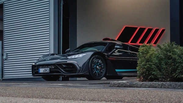 1900万没了!一梅赛德斯AMG ONE运输途中被烧成焦炭:原因未明