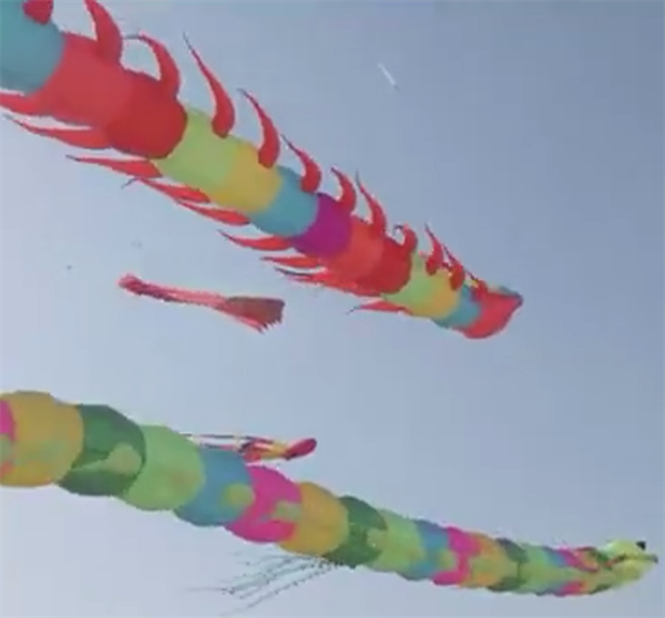 潍坊风筝节现躺平版“秦始皇” 网友:这是他摔过最狠的一跤