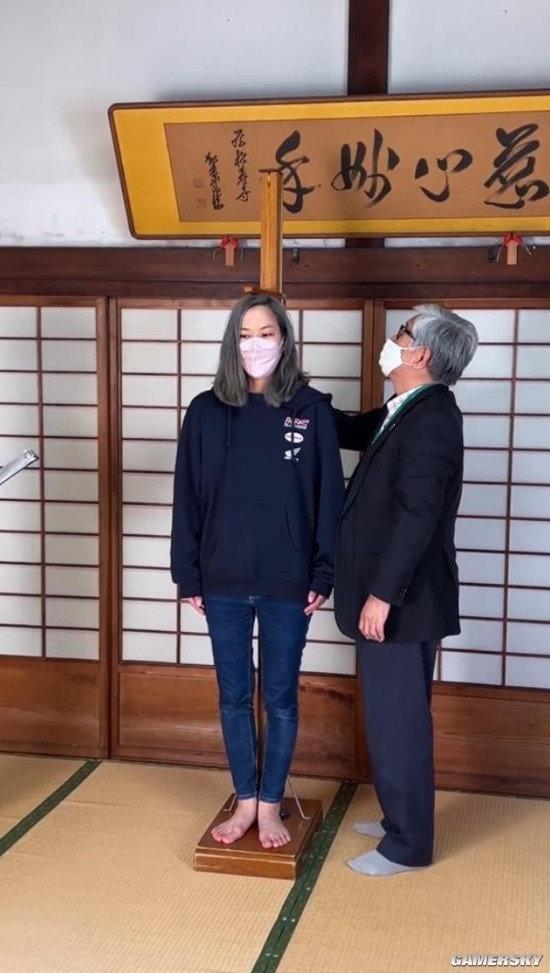 日本双胞胎姐妹身高相差75厘米 获吉尼斯纪录认证