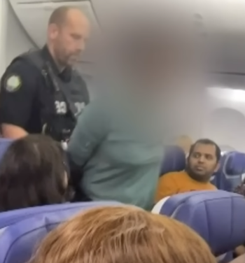 韩国老哥200米高空强开飞机舱门:类似的狠人还真不少!