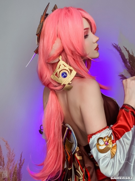 COSPLAY图赏：俄妹COS《原神》八重神子 光腿狐狸媚眼如丝