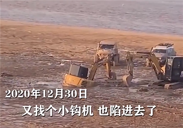 葫芦娃救爷爷 理想ONE陷车：拖车、飞度、一串越野车来救均动弹不得