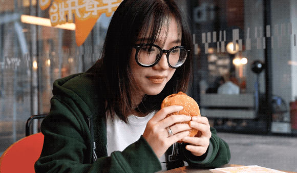 麦当劳是怎么在年轻人心中封神的?
