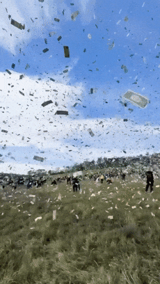 网红富豪空中狂撒700万现金：上千人用麻袋捡钱