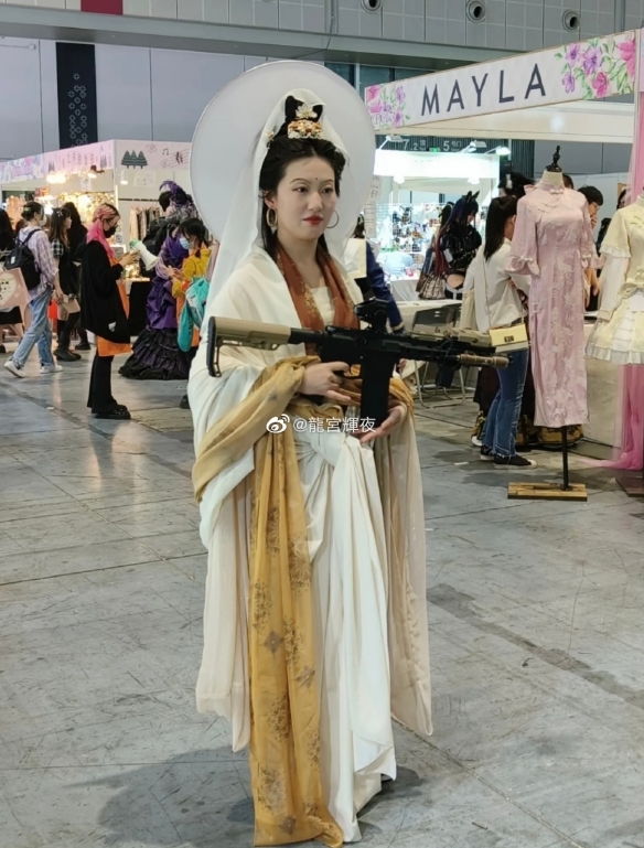 上海漫展惊现“女菩萨”：还真有人顶礼膜拜