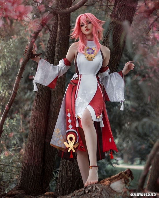 COSPLAY图赏：俄妹COS《原神》八重神子 光腿狐狸媚眼如丝