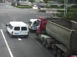 大货车被别车 连闯红灯狂追逼停商务车讨说法 拘留14天