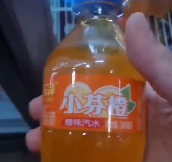 男子吃自助餐取饮料每瓶都是山寨货:可乐变小可乐、芬达成芬橙