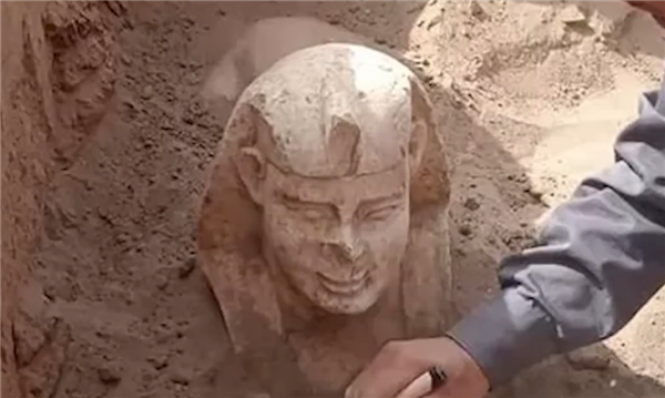 埃及出土古罗马时期笑脸迷你版狮身人面像:脸颊还有酒窝