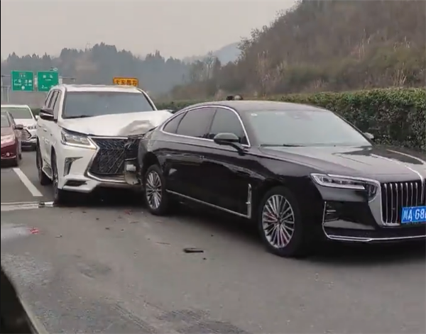 200万VS30万!全新雷克萨斯LX570追尾国产红旗H9:结果惊人