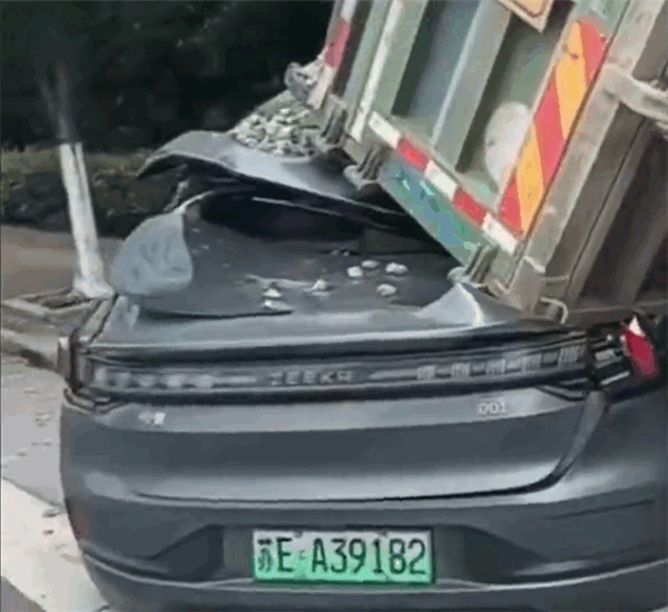真公路坦克!极氪001被满载工程车撞翻压顶 乘员舱抗住了