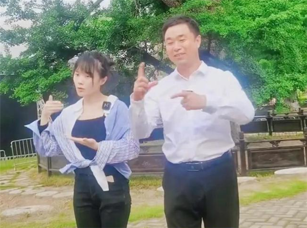 “挖呀挖”黄老师开始转型:素颜遭吐槽 “丑”局长解围