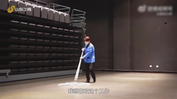 清华保洁阿姨身穿晚礼服弹奏钢琴:从未经过专业训练