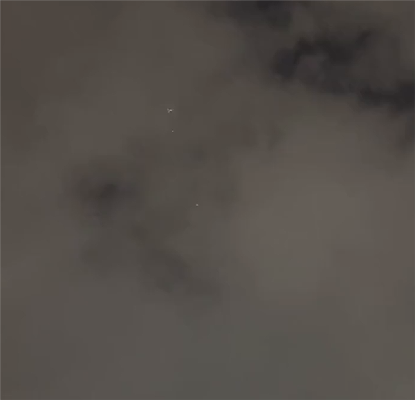 深圳夜空出现三个不明发光飞行物：飞速掠过