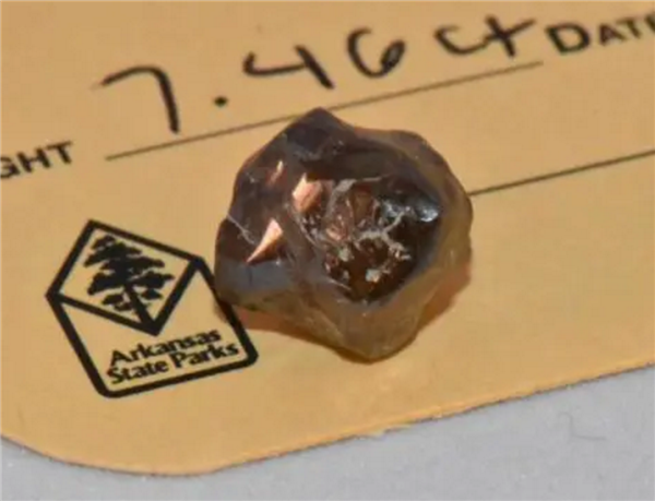 赚大了！游客美国挖到7.46克拉钻石 官方称可放心带走谁挖的属于谁