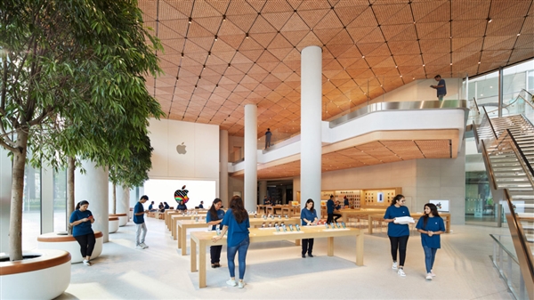 库克亲自出席!苹果印度首家Apple Store开业:太阳能电池板供电
