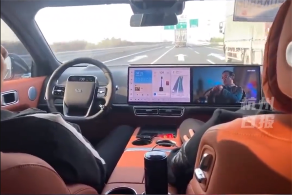 男子高速公路狂飙120km/h看《狂飙》:不碰方向盘、不看正前方