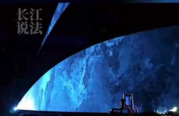 实惨!男子拍演唱会:激光导致手机摄像头直接报废