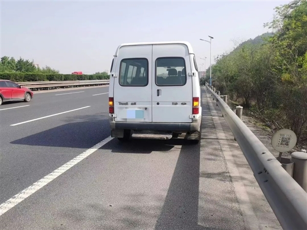 高速抛锚 司机竟翻越护栏去买汽油 加油站:不卖