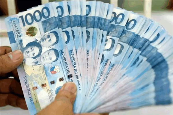 菲律宾男子骑车不慎散落400万现金：现场遭哄抢 一半钱没了