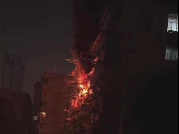 将妻子送出火场再救儿子时父子俩遇难：又是电动车电瓶室内充电惹祸！