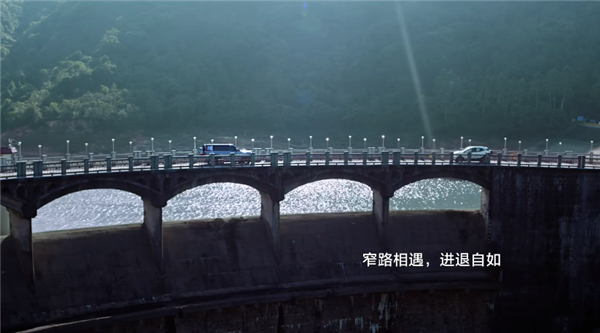 比亚迪百万级豪车有多强:仰望U8窄桥上演原地掉头绝技