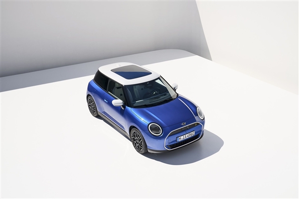 宝马展示新一代纯电Mini