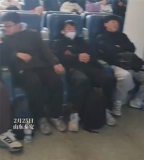 实拍泰山站候车乘客集体呼呼大睡:6366级台阶专治不服